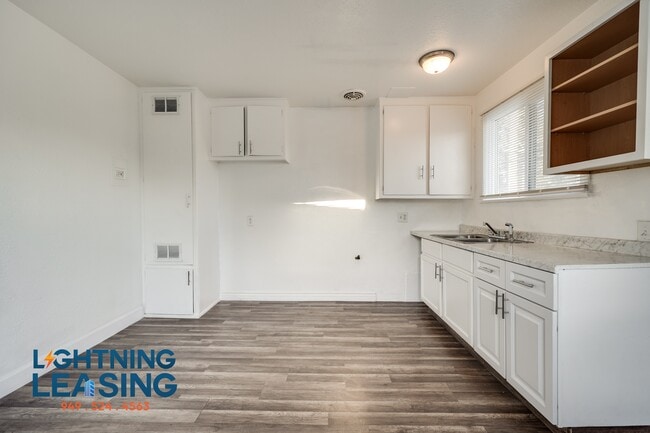 14759 Vanowen St in Los Angeles, CA - Building Photo - Building Photo