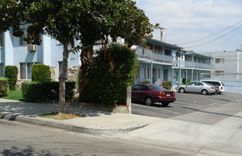 516 E Cedar Ave in Burbank, CA - Building Photo - Building Photo