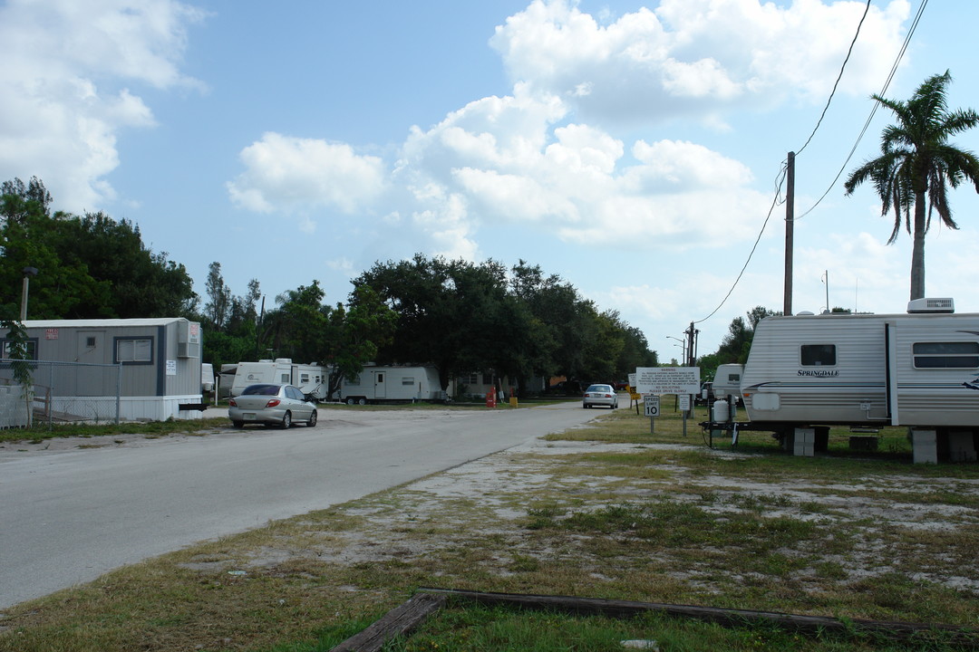 Mobile Home & RV Community in Fort Pierce, FL - Foto de edificio