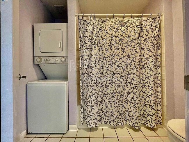 2077 Washington Ave in San Leandro, CA - Building Photo - Building Photo