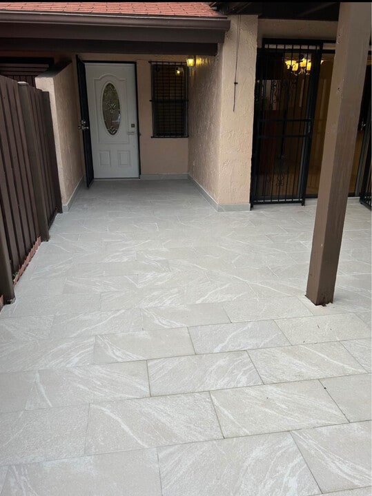 495 W Park Dr in Miami, FL - Building Photo