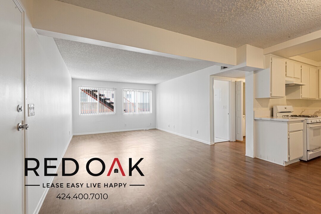 949 White Knoll Dr in Los Angeles, CA - Building Photo