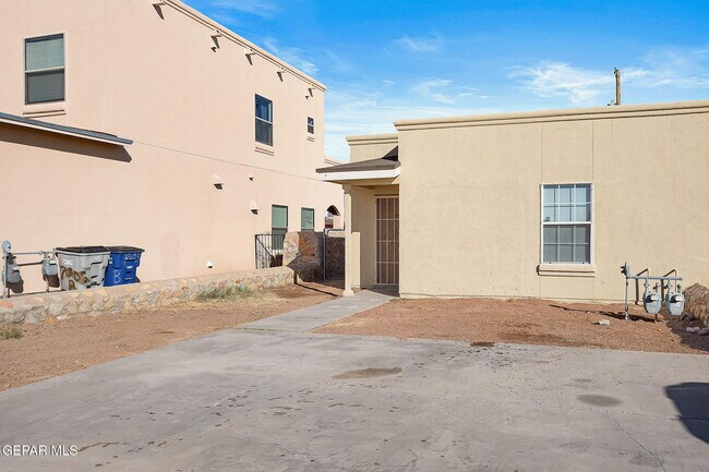 7509 Golden Knight in El Paso, TX - Foto de edificio - Building Photo