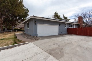 7050 Pembroke Dr in Reno, NV - Foto de edificio - Building Photo