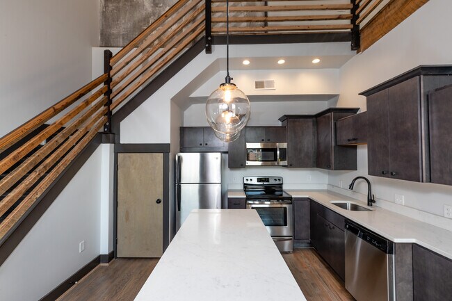 1533 Elm St in Cincinnati, OH - Foto de edificio - Building Photo