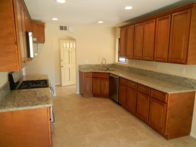 1404 E Sycamore Ave in Orange, CA - Building Photo - Building Photo