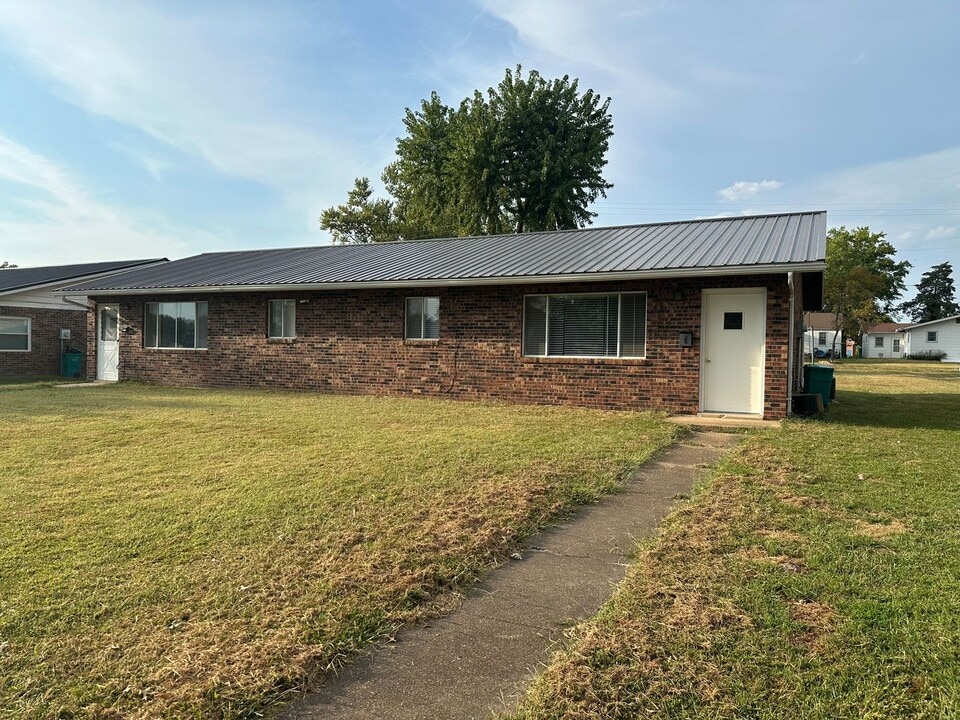 607 E Jefferson Ave in Owensville, MO - Building Photo