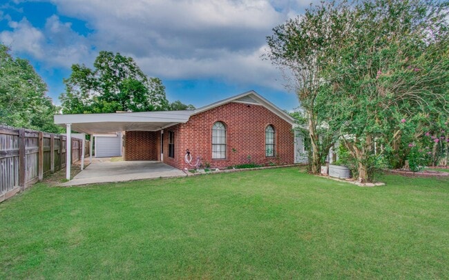810 Roosevelt St in Sealy, TX - Building Photo - Building Photo