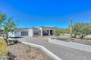5861 E Cloud Rd in Cave Creek, AZ - Building Photo