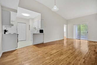 3221 Sabal Palm Manor in Hollywood, FL - Building Photo - Building Photo