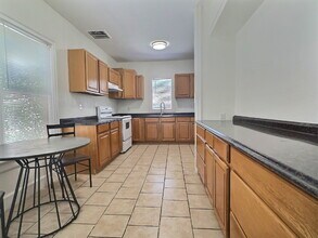 119 E Ridgewood Ct in San Antonio, TX - Building Photo - Building Photo
