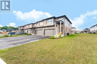 7381 Matteo Dr in Niagara Falls, ON - Building Photo - Building Photo