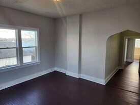 600 N Lake St in Warsaw, IN - Building Photo