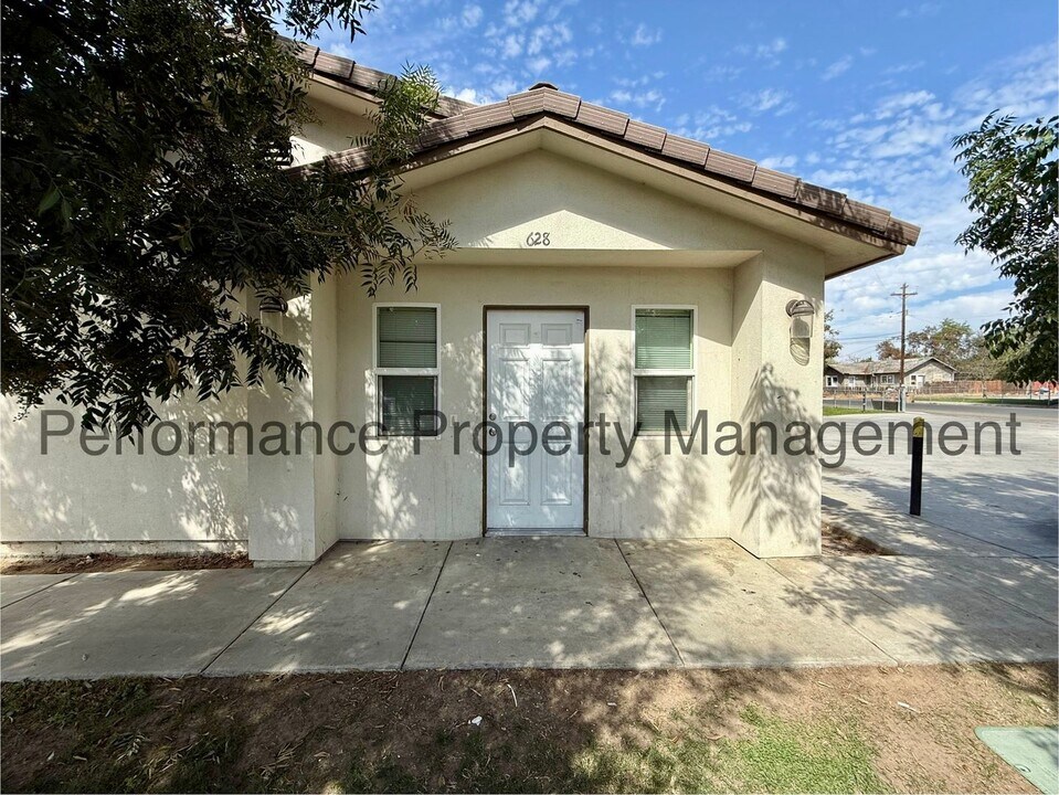 624 Knotts St in Bakersfield, CA - Building Photo