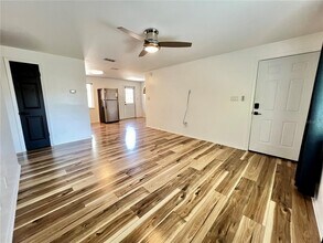 559 Laura Ln in Dunedin, FL - Building Photo - Building Photo