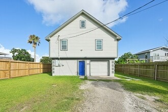 6935 W Holiday St in Hitchcock, TX - Building Photo - Building Photo