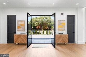 1733 Chain Bridge Rd in McLean, VA - Building Photo - Building Photo