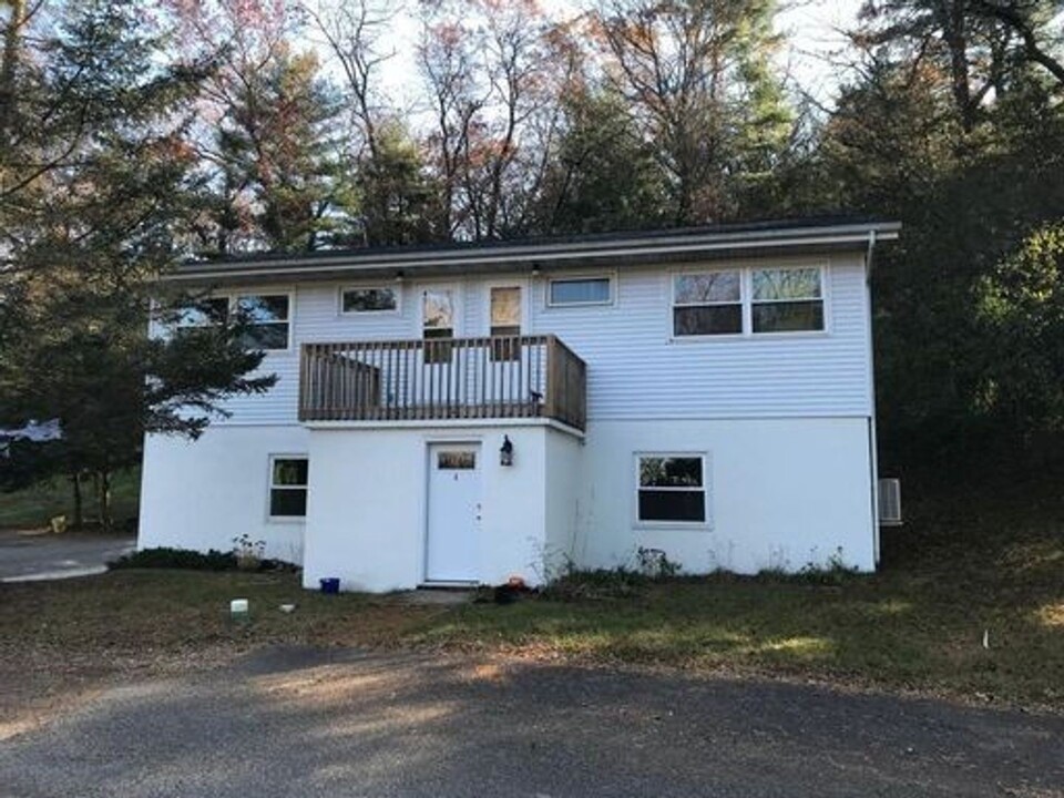 N8644 940th St in River Falls, WI - Foto de edificio