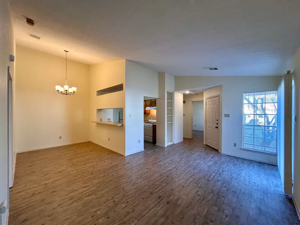 515 Sierra Cove-Unit -1 in Round Rock, TX - Foto de edificio