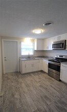 302 Colonia Ln in Nokomis, FL - Building Photo - Building Photo