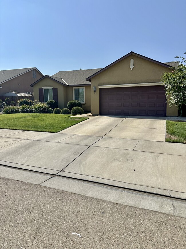 1252 Veronica Ave in Dinuba, CA - Building Photo - Building Photo
