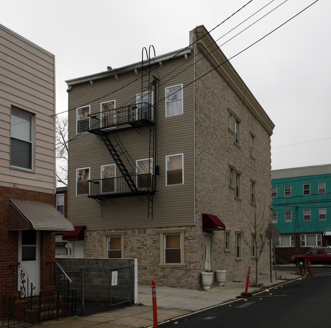 85 Sherman Pl in Jersey City, NJ - Building Photo - Building Photo