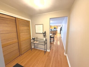 556 Barton Ave in Evanston, IL - Building Photo - Building Photo