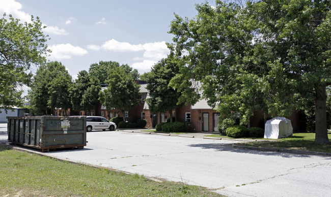 100 Cedar St Collegeview in Clinton, SC - Building Photo - Building Photo