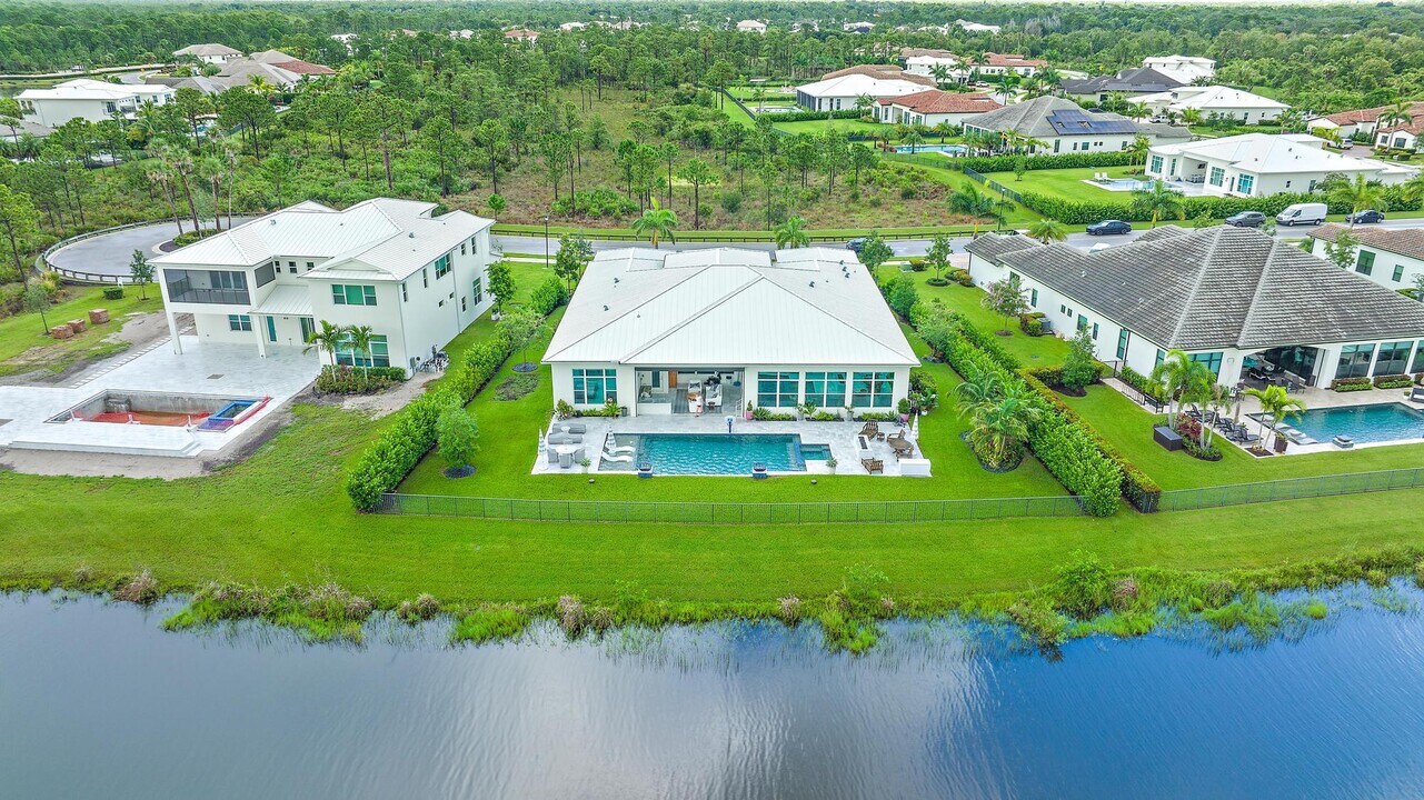 8270 SE Pennock Trail in Jupiter, FL - Building Photo