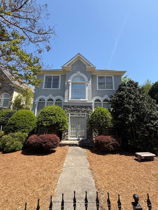 2470 Vivian Cir in Decatur, GA - Foto de edificio
