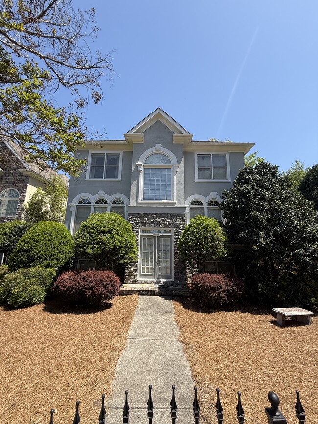 property at 2470 Vivian Cir