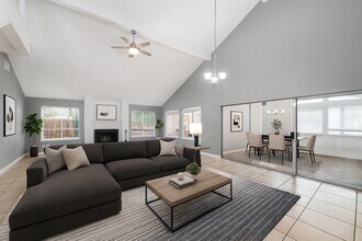 3207 S Greenpark Dr in Houston, TX - Building Photo - Building Photo