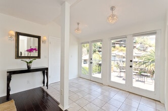 2001 Pinehurst Rd, Unit 2001 in Los Angeles, CA - Foto de edificio - Building Photo