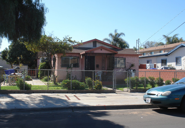 1671 Donax Ave in San Diego, CA - Building Photo - Building Photo