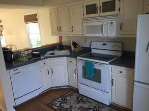 62 Manorwood Dr in Branford, CT - Building Photo - Building Photo