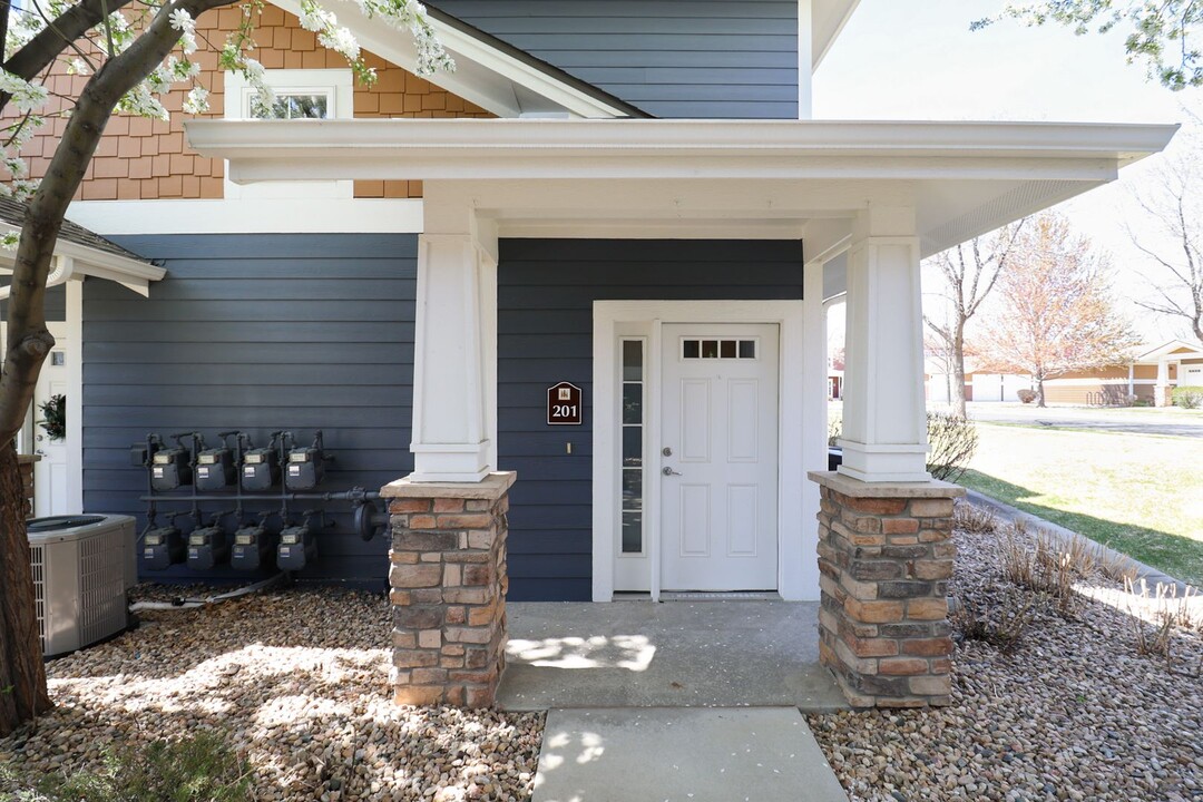 2421 Owens Ave in Fort Collins, CO - Foto de edificio