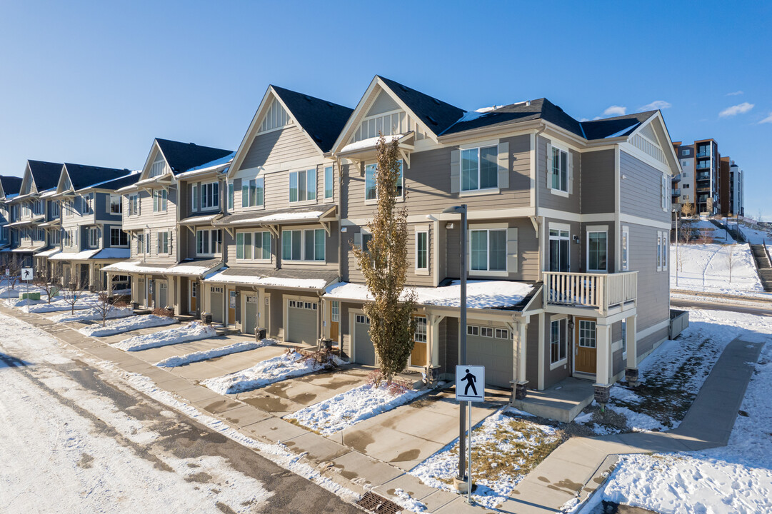 31 Kinlea Way NW in Calgary, AB - Building Photo