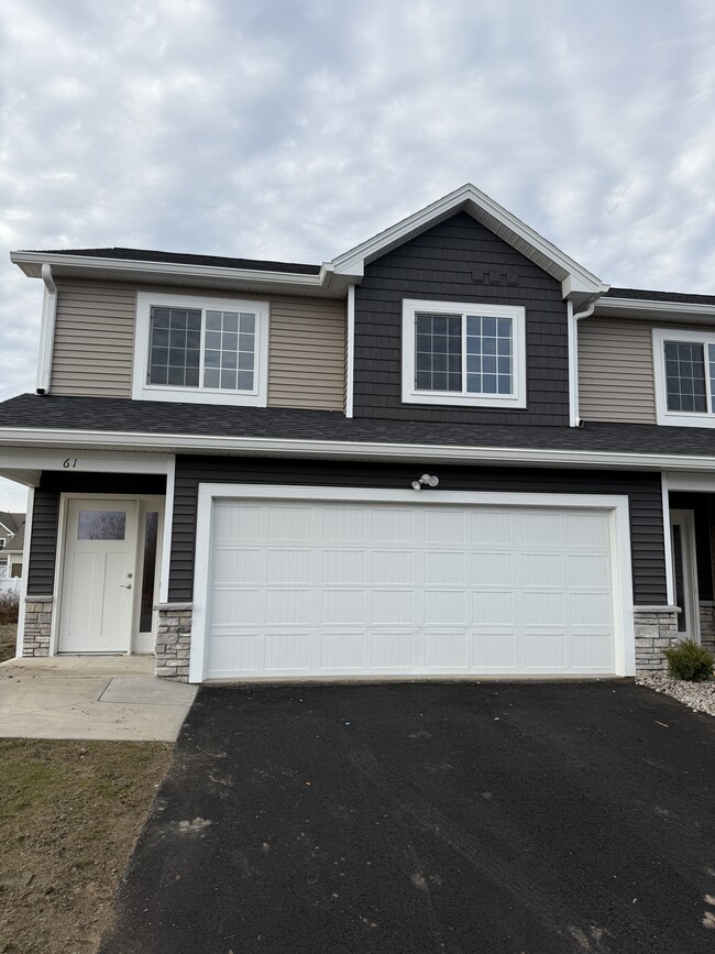 Kings Crossing Townhomes in North Chili, NY - Foto de edificio - Building Photo