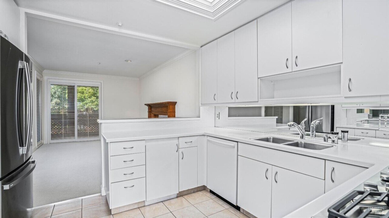 206 Paradise Dr in Tiburon, CA - Building Photo