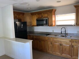 611 S Pine St, Unit Efficiency in Lake Worth, FL - Building Photo