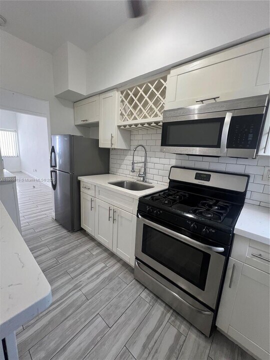 8135 Crespi Blvd in Miami Beach, FL - Building Photo