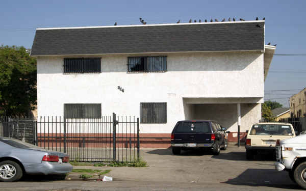 637 W 79th St in Los Angeles, CA - Building Photo