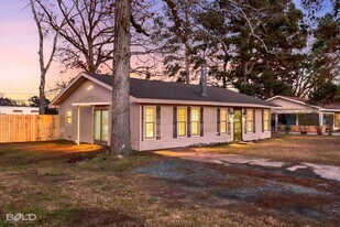 1013 Peyton Ave in Benton, LA - Building Photo