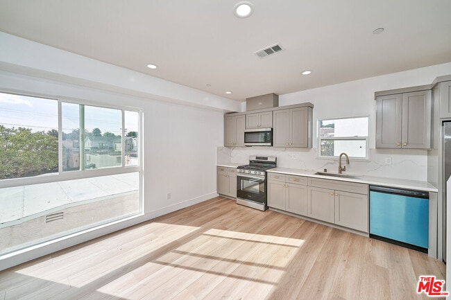 1108 Queen Anne Pl in Los Angeles, CA - Building Photo - Building Photo