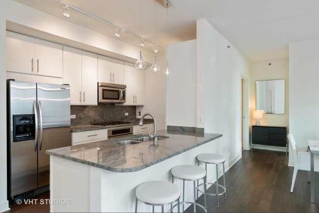 401 E Ontario St, Unit 38F in Chicago, IL - Building Photo - Building Photo