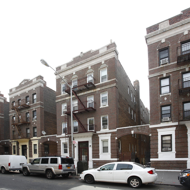 30-87 33rd St in Astoria, NY - Foto de edificio - Building Photo