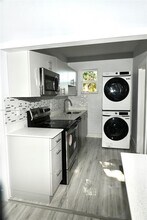 747 NW 5th Ct in Hallandale Beach, FL - Building Photo - Building Photo