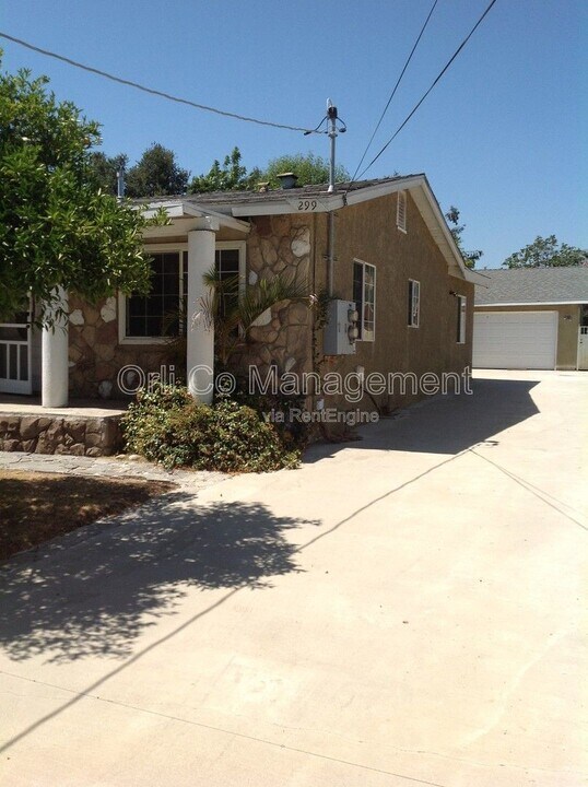 299 W Claremont St in Pasadena, CA - Building Photo