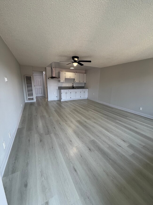 4265 S Hoover St, Unit 4