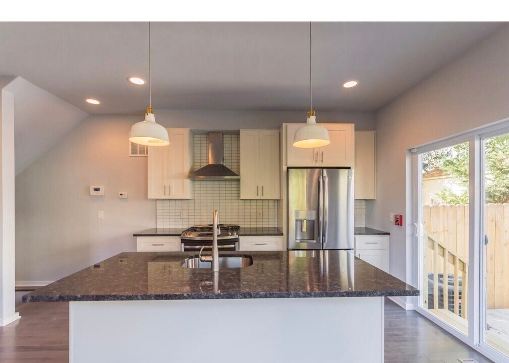 3020 Richmond St Photo